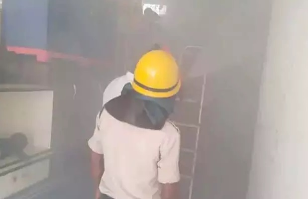 फर्नीचर शोरूम में लगी आग, लाखों के नुक्सान का अंदाजा