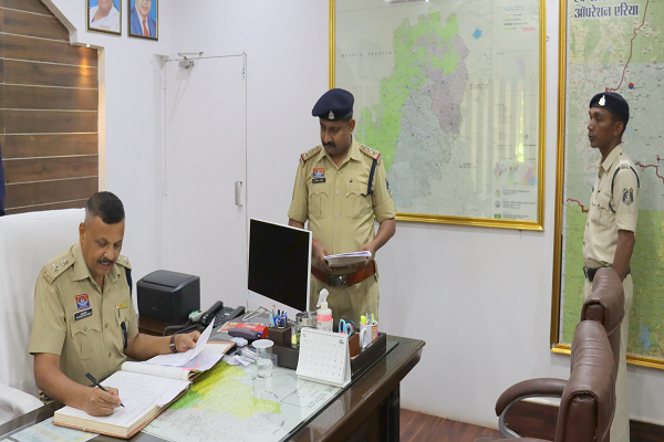  पुलिस अधीक्षक श्री धमेन्द्र सिंह (आईपीएस) ने पुलिस जवानों की समस्याएं सुनकर किया तत्काल निराकरण