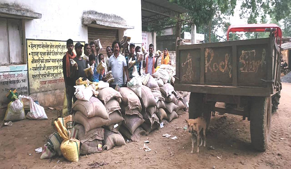 कलेक्टर के निर्देश पर गट्टिकोना में ट्रैक्टर से पहुंचाया गया तीन माह का राशन