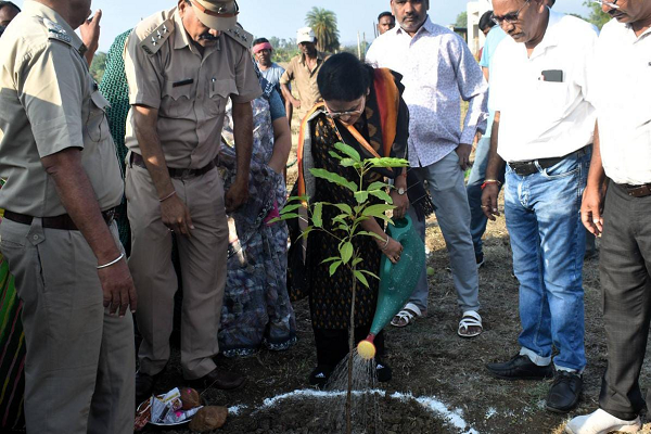 कलेक्टर श्रीमती दिव्या उमेश मिश्रा ने सक्रिय दौरा कर दल्लीराजहरा में विकास और स्वच्छता की पहल की