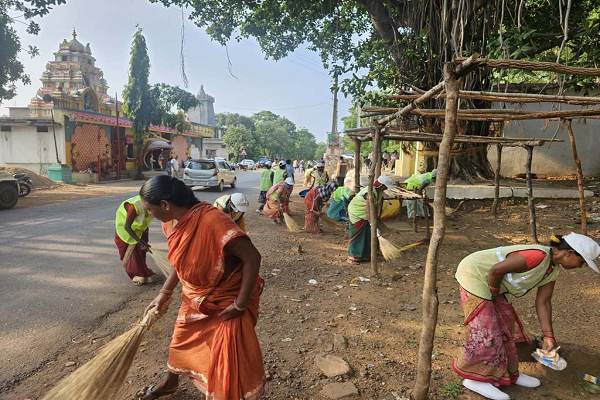 माँ छुरिया देवी मंदिर प्रांगण में चला स्वच्छता का महाअभियान