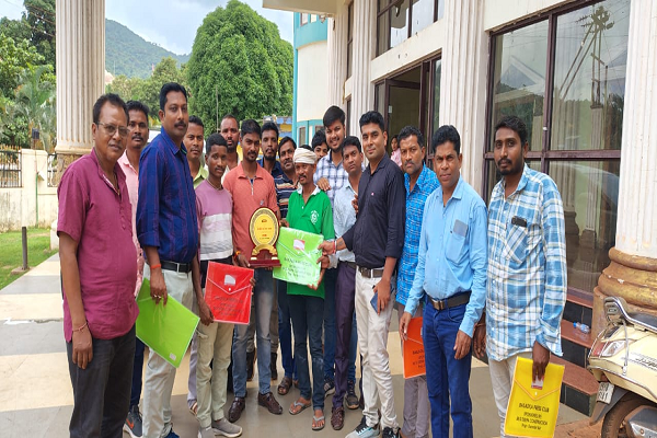  किरंदुल एनएमडीसी सिविल डिपार्टमेंट के अधिकारी व कर्मचारियों को स्मृति चिन्ह व सॉल भेंट कर सम्मानित किया गया ।