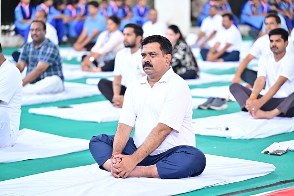  अंतर्राष्ट्रीय योग दिवस पर कवर्धा में भव्य &lsquo;&lsquo;योग संगम&rsquo;&rsquo;, उपमुख्यमंत्री श्री विजय शर्मा सहित हजारों नागरिकों ने लिया भाग, &lsquo;&lsquo;योग संगम&rsquo;&rsquo; एवं &lsquo;&lsquo;हरित योग&rsquo;&rsquo; थीम के साथ पर्यावरण संरक्षण का संदेश भी दिया गया