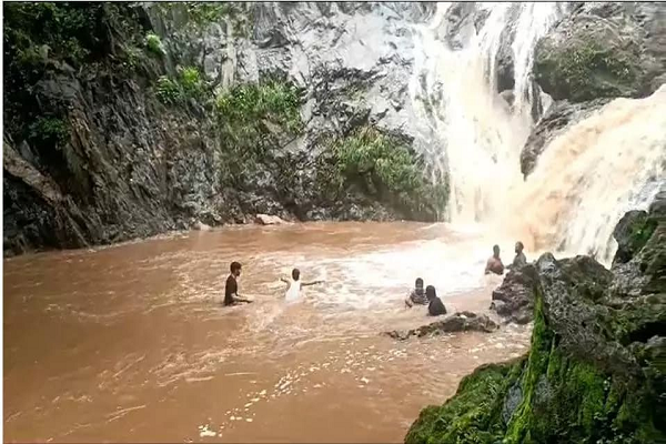  रानी दहरा जलप्रपात पर मौत का साया, प्रशासन अब भी खामोश अब तक नहीं हुई सुरक्षा व्यवस्था, हर साल बढ़ रहा हादसों का खतरा