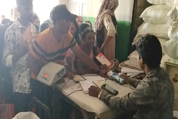  गरियाबंद राशन वितरण केंद्र में तकनीकी बाधा से हंगामा, उपभोक्ताओं में आक्रोश