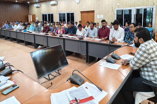 पीएम आवास योजना में लापरवाही: सब इंजीनियर, सचिव पर कार्रवाई के निर्देश