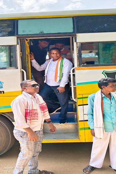 यात्रियों की समस्याओं को जानने बिन्द्रानवागढ MLA जनक ध्रुव बस मे सफर कर जाना हाल-चाल