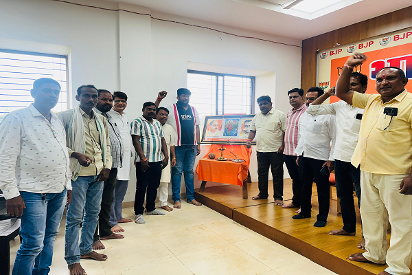 कार्यक्रम में भाजपा कार्यकर्ताओं एवं पदाधिकारियों ने डॉ. मुखर्जी के चित्र पर माल्यार्पण कर उन्हें श्रद्धासुमन अर्पित किए और उनके बताए राष्ट्रवादी मार्ग पर चलने का संकल्प लिया।