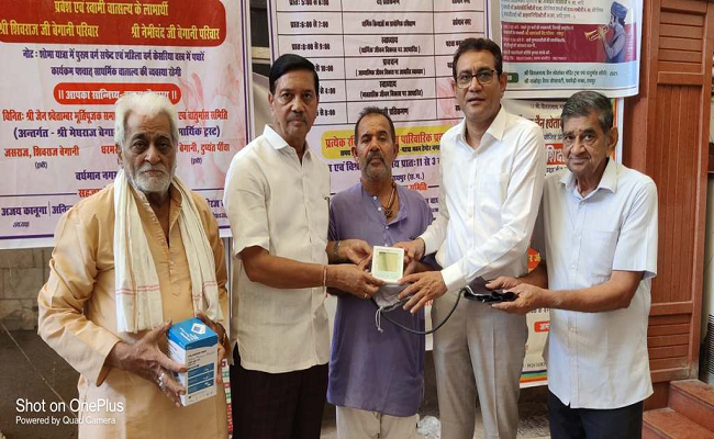 जैन संवेदना ट्रस्ट ने साधर्मिक परिवारों को सौंपी बीपी-शुगर मशीन