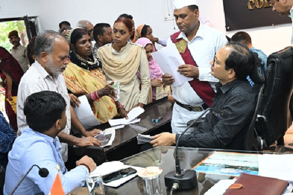 समूह की दीदियों ने लंबित मानदेय के लिए दिया आवेदन