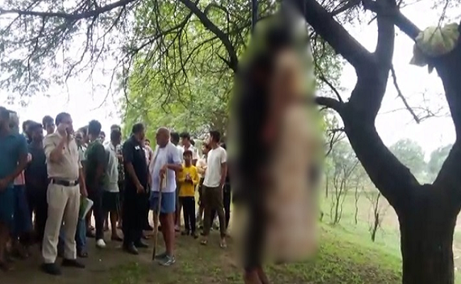 प्रेमी जोड़े की पेड़ पर लटकी मिली लाश