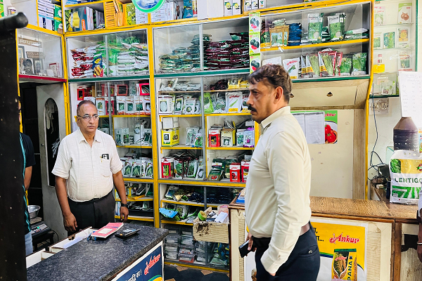  कलेक्टर ने खरीफ सीजन को लेकर कृषि व बीज भंडार केंद्रों का किया औचक निरीक्षण