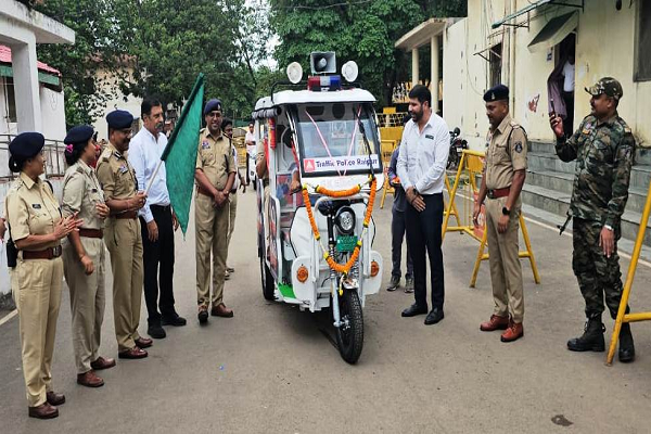 यातायात नियमों का प्रचार करेंगे EV, कलेक्टर-एसएसपी ने दिखाई झंडी