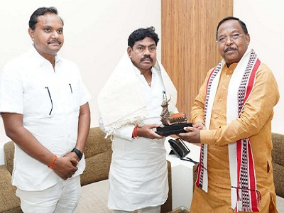  उत्तरप्रदेश के राज्य मंत्री संजय सिंह गौड़ ने मंत्री रामविचार नेताम से की मुलाकात