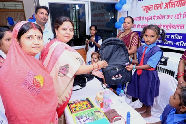 कमार भुंजिया परिवार के 215 बच्चों को मिला स्कूल में प्रवेश