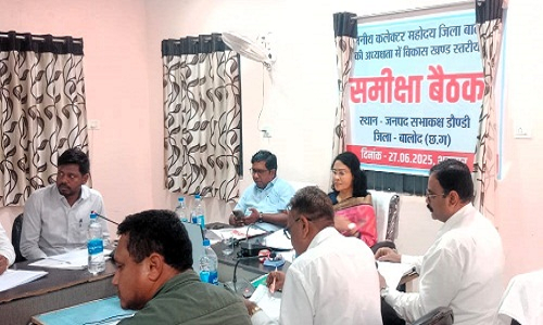 कलेक्टर ने ली डौण्डी में विकासखण्ड स्तरीय अधिकारियों की समीक्षा बैठक