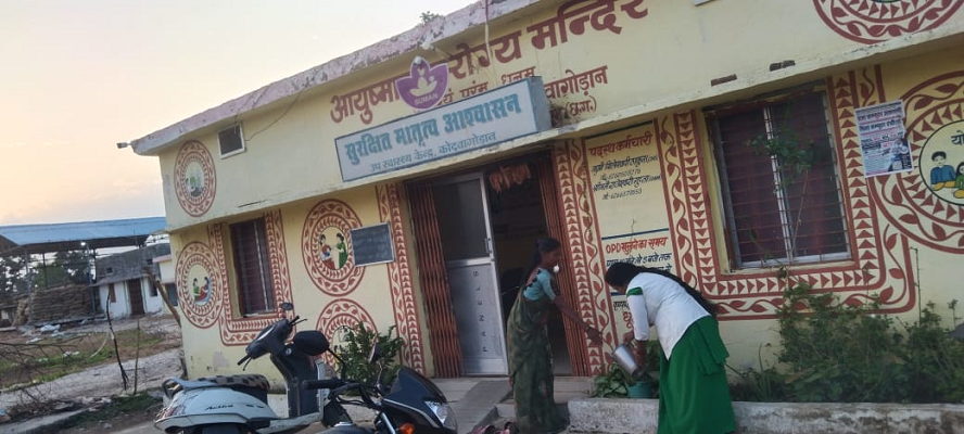 जिला कलेक्टर द्वारा जारी स्वास्थ्य कर्मियों की स्थानांतरण सूची से ग्रामीण हतप्रभ