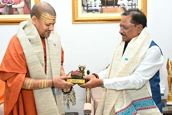 मुख्यमंत्री से निरंजन पीठाधीश्वर महामंडलेश्वर डॉ. कैलाशनंद गिरी ने की भेंट