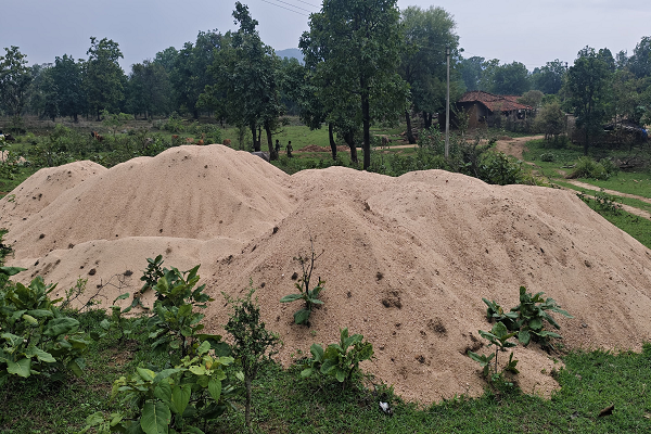 अवैध रूप से भण्डारित लगभग 300 ट्रिप ट्रेक्टर ट्राली रेत जब्त