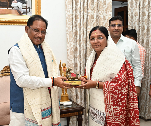 मुख्यमंत्री श्री साय से केंद्रीय महिला एवं बाल विकास राज्य मंत्री श्रीमती सावित्री ठाकुर ने की सौजन्य मुलाकात