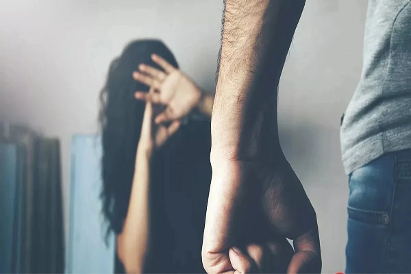 दोस्तों संग घर में पी रहा था शराब, पत्नी ने विरोध किया तो डंडे से की पिटाई, मासूम बेटे को भी नहीं बख्शा