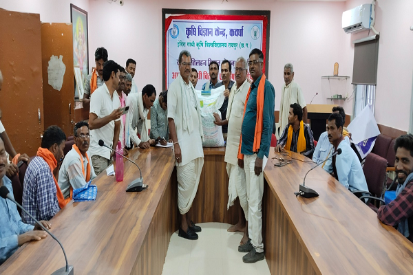  राष्ट्रीय तिलहन मिशन अंतर्गत सोयाबीन समूह प्रदर्शन, कृषको को उन्नत किस्म के बीज का वितरण