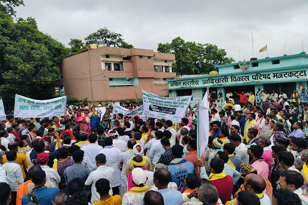 बरसते पानी में हजारों आदिवासियों का गरियाबंद कलेक्टरेट मार्च, राष्ट्रपति व मुख्यमंत्री के नाम सौंपा ज्ञापन