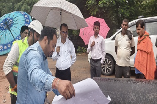 कलेक्टर ने एतमानगर के निर्माणाधीन जल शोधन संयंत्र का किया औचक निरीक्षण