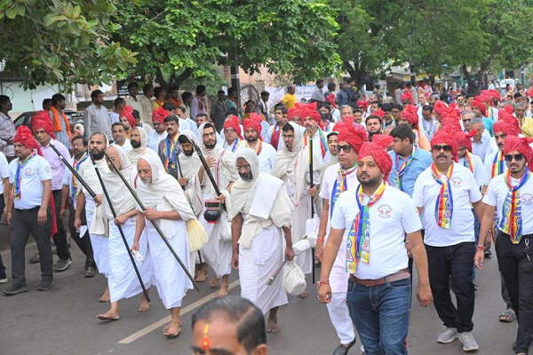 रिमझिम फुहारों के बीच मनीष सागरजी का विवेकानंद नगर में मंगल प्रवेश
