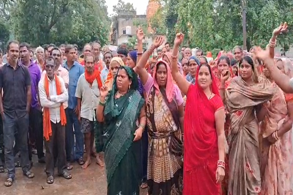 अवैध शराब के खिलाफ ग्रामीणों का फूटा गुस्सा, कार्रवाई नहीं होने पर चक्काजाम की चेतावनी