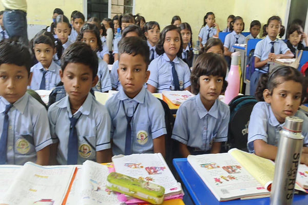  गरियाबंद आत्मानंद स्कूल में पढ़ाई से ज्यादा जगह के लिए संघर्ष, बच्चों को खड़े-खड़े करनी पड़ रही पढ़ाई