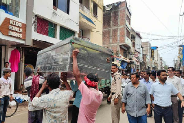 गुड़ाखु लाईन में अतिक्रमण हटाने की कार्रवाई
