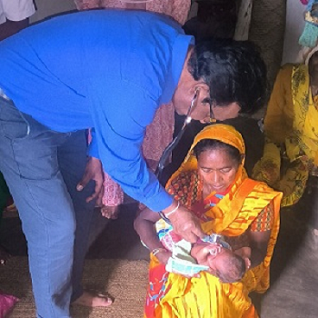 सीएमएचओ ने घर जाकर संतोषी बाई और उनके नवजात शिशु का किया गया स्वास्थ्य जांच