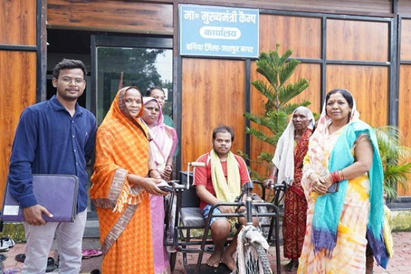 सीएम कैंप कार्यालय में दिव्यांग नारायण सिंह को मिली ट्राईसायकल