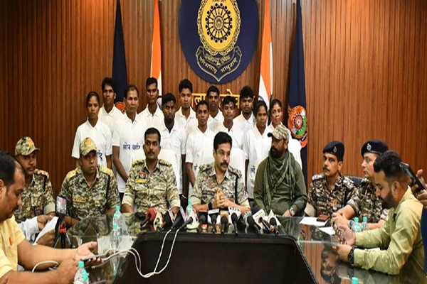 लोन वर्राटू : 9 इनामी समेत 12 नक्सलियों ने किया आत्मसमर्पण