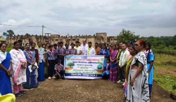 शासकीय पॉलीटेक्निक जशपुर में मां के नाम पर लगाए गए पौधे