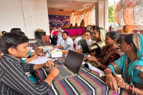 धरती आबा ग्राम उत्कर्ष अभियान : अमाली और दरगहन में लगा संतृप्तिकरण शिविर