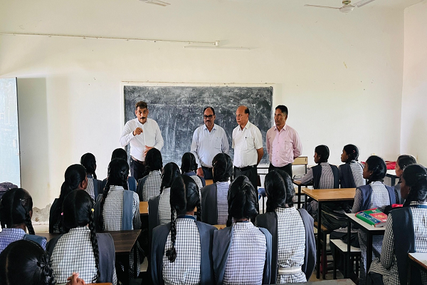  अच्छे नंबरों के पीछे नहीं, हमें शिक्षा के पीछे दौड़ना चाहिए-कलेक्टर श्री वर्मा