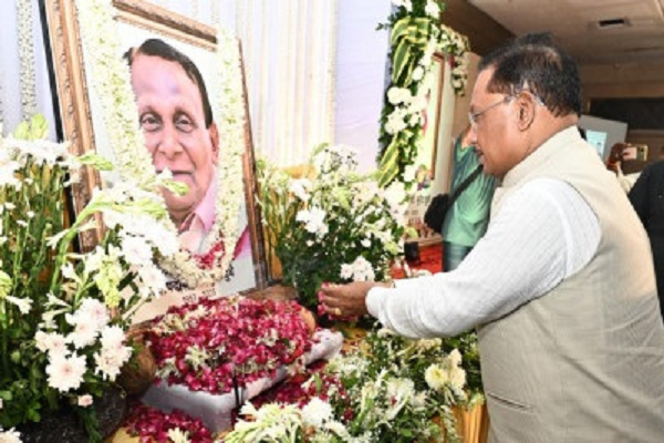 मुख्यमंत्री ने पद्मश्री डॉ. सुरेंद्र दुबे को अर्पित की श्रद्धांजलि