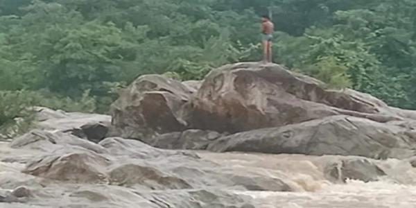 इंद्रावती-गुडरा नदी के संगम में तेज बहाव से पलटी नाव