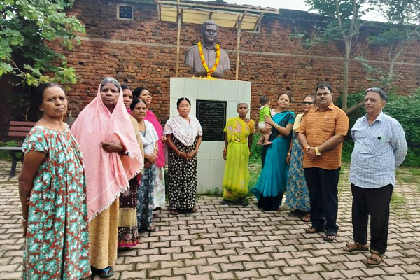 स्व कुलदीप निगम की 61वीं जयंती पर वृद्धाश्रम, बालगृह व नर्रा में दी गई श्रद्धांजलि