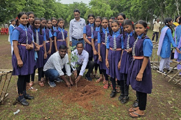 एक पेड़ माँ के नाम: 48 हजार से अधिक पौधों का रोपण