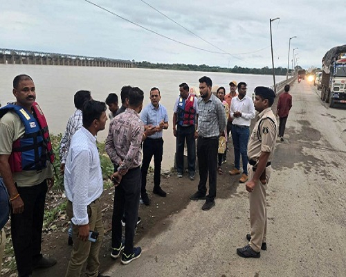 कलेक्टर ने बाढ़ संवेदनशील क्षेत्रों का व्यापक निरीक्षण कर तैयारियों का लिया जायजा