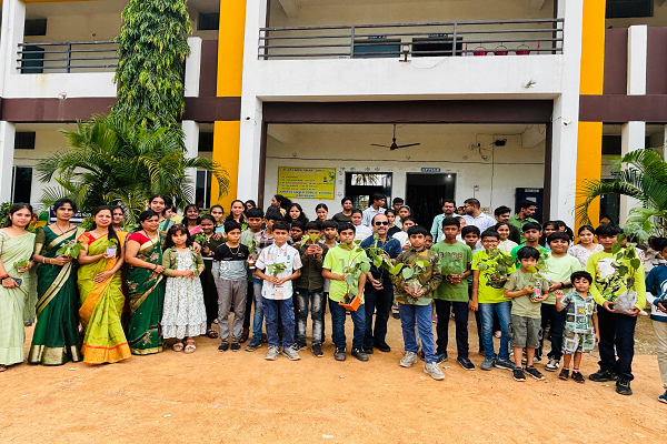 पीपल का पेड़ &ndash; गुरु के नाम&rdquo; वृक्षारोपण अभियान के तहत आज गरियाबंद स्थित एंजल एंग्लो हाई स्कूल में एक खास आयोजन हुआ