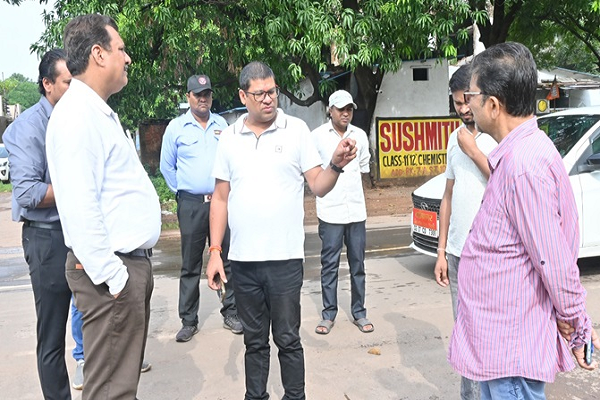 आयुक्त ने बीएसपी क्षेत्र के नाला एवं जर्जर भवनो का किया निरीक्षण