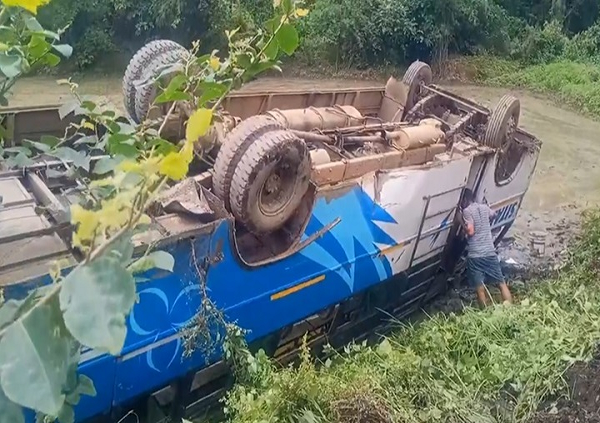  खेत में पलटी बस, आधा दर्जन यात्री घायल...