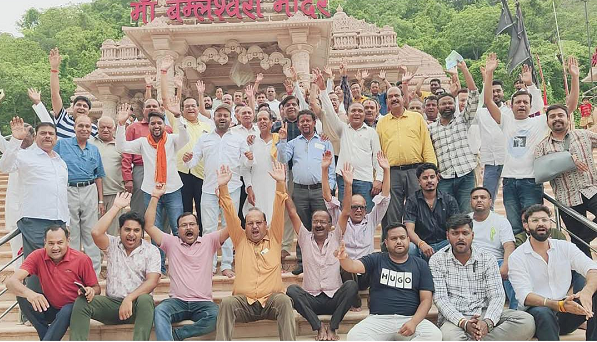  डोंगरगढ़ मंदिर चुनाव, भैय्या जी पैनल ने दिखाया दम, पूरे पैनल ने क्रमवार भरा नामांकन, मां बम्लेश्वरी के दरबार में मांगा आशीर्वाद