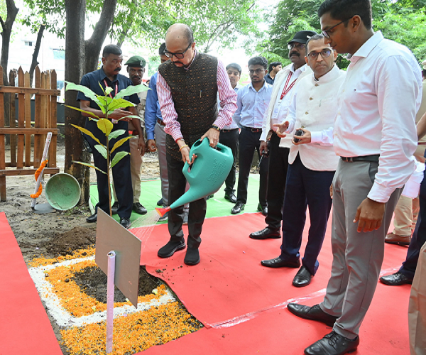 राज्यपाल श्री रमेन डेका ने &lsquo;एक पेड़ माँ के नाम&rsquo; अभियान के तहत किया पौधारोपण, पर्यावरण संरक्षण का दिया संदेश&rsquo;