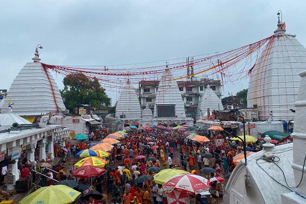  सावन के पहले दिन गरियाबंद युवा मित्र मंडली ने बाबा बैद्यनाथ धाम में किया जलाभिषेक