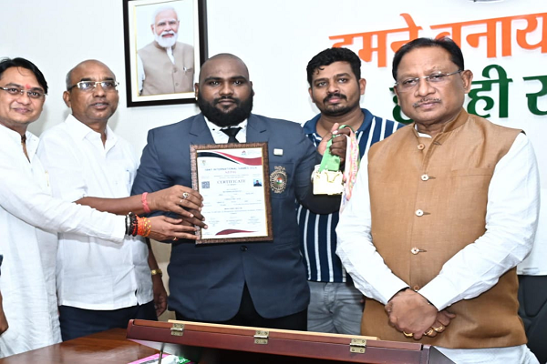  छत्तीसगढ़ के प्रेम राजन रौतिया ने इंटरनेशनल पावरलिफ्टिंग में दिलाया स्वर्ण पदक, मुख्यमंत्री श्री साय से की मुलाकात